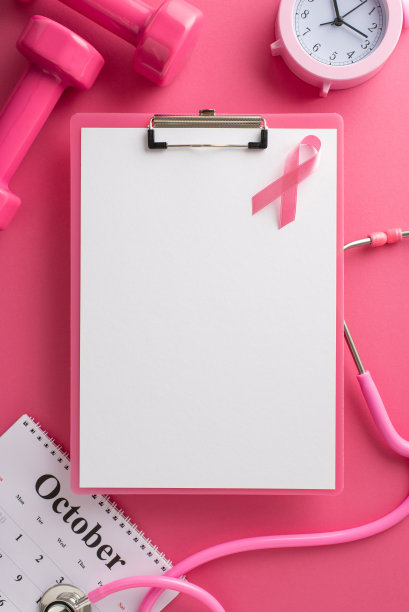 乳腺癌预防概念。医生的医疗问卷的剪贴板，日历与十月，粉红色丝带标志，听诊器，哑铃，时钟在粉红色背景的垂直顶视图照片图片下载