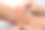 在罗吉节上，女孩的手以不同的角度把罗吉绑在男孩的手上。图片下载