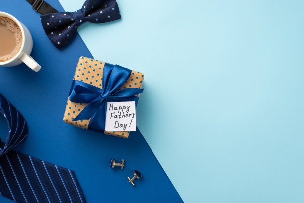 父亲节的概念。顶视图照片波点礼盒与缎带蝴蝶结和明信片杯咖啡袖扣蓝色领结和领带双色蓝色背景与copyspace图片下载