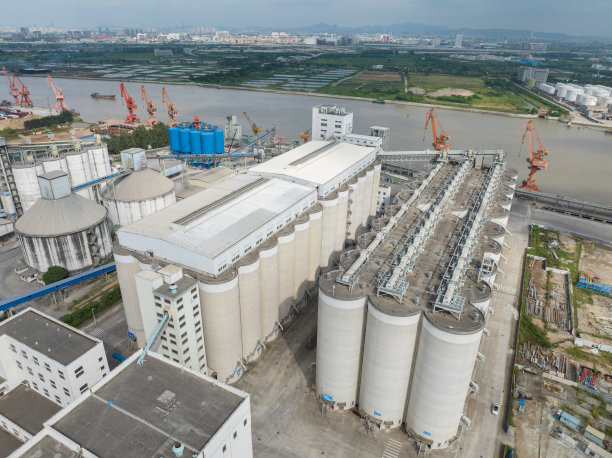 河边的粮仓图片下载