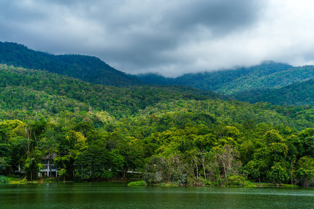 公共场所休闲旅游景观，清迈大学湖景和素贴自然森林山景，春天多云的天空背景，白云。图片下载