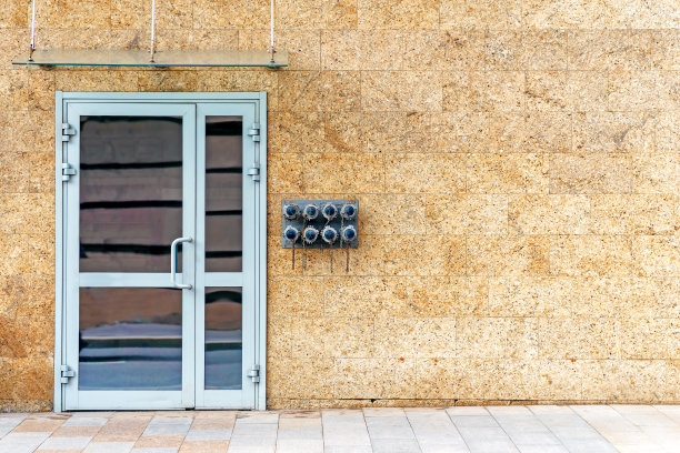 门旁边有大量连接消防水管的管子图片下载