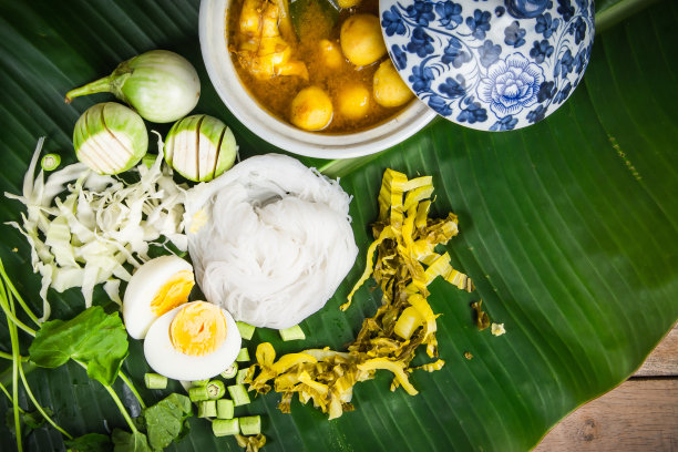 本地米粉和咖喱酱配蔬菜Kanom Jeen Nam Ya图片下载