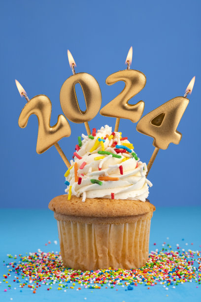 蜡烛编号2024为新年快乐-新年前夜庆祝活动在蓝色背景图片下载