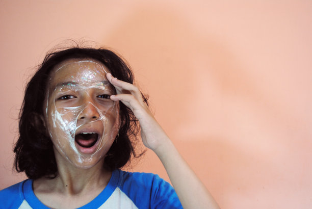 模特的怪脸。一个戴着塑料面具的女孩的孤立图像。独特的照片模型。图片下载