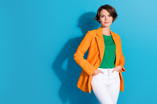 照片迷人迷人的漂亮的年轻企业家鲍勃棕色头发的女人把她的手口袋裤子隔离在蓝色的背景图片下载
