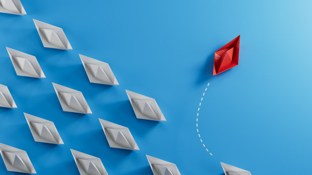 不同的经营理念。红纸船从白纸船改变方向。新的想法。纸艺风格。有创意的想法。”蓝色背景的3D渲染。图片下载