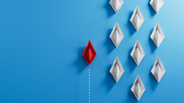 不同的经营理念。红纸船从白纸船改变方向。新的想法。纸艺风格。有创意的想法。”蓝色背景的3D渲染。图片下载