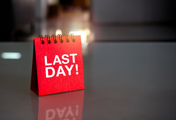 一年的最后一天横幅背景。最后一天!，红色螺旋台历封面上的白色文字，立在有复印空间的玻璃桌上。商务营销，日程计划和假期概念。图片下载