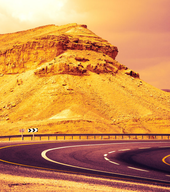 沙漠中的路。复古色调照片。图片下载