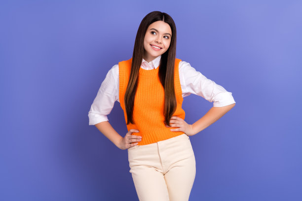 照片的黑发年轻的小女生手腰摆模特看起来空的空间梦想孤立在紫色的背景图片下载