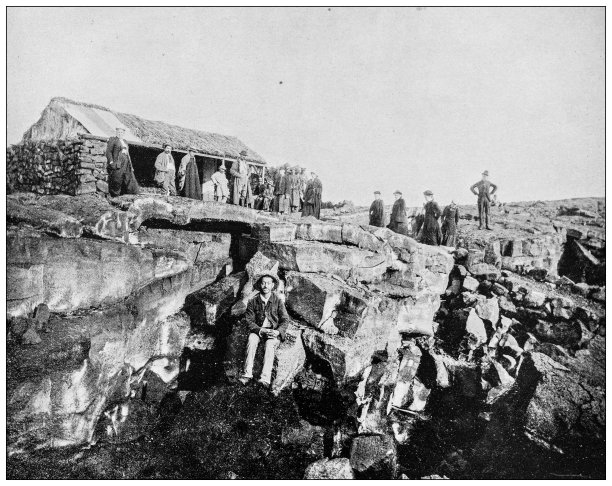 夏威夷，古色古香的照片:游客在火山口小屋图片下载