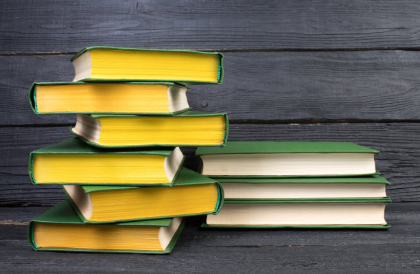 木桌上的书，黑板书的背景。回到学校。教育经营理念。图片下载