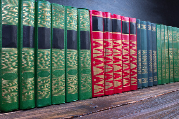 木架上的旧书。没有标签，空白书脊。图片下载