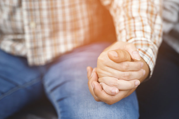 女人和男人手牵着手，幸福的情侣。概念情侣情人节。图片下载