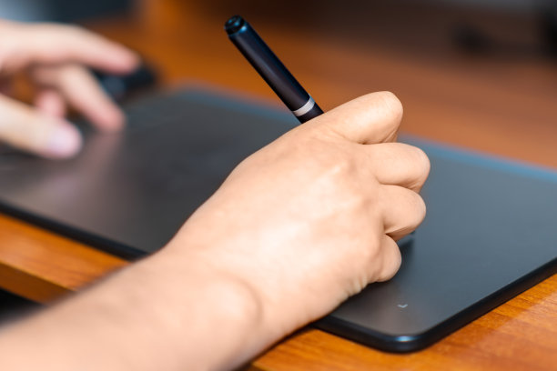 双手使用数码平板进行摄影及平面设计工作，数码工具图片下载