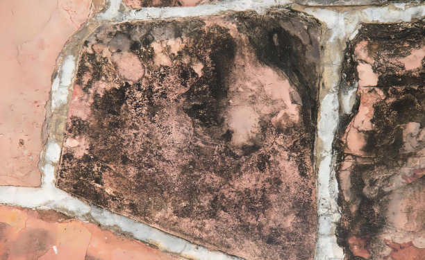 一张有洞的砖墙、有洞的瓦片屋顶和有洞的墙的照片。图片下载