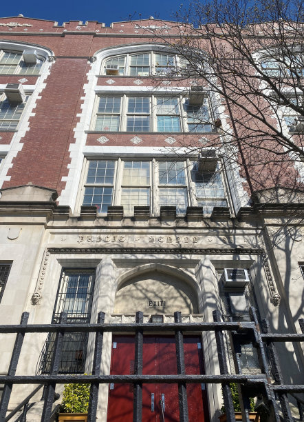 P.S. 93, S.T.E.A.M.磁石学校建筑外观，无人，在贝德福德-史岱文森社区的纽约大道。垂直，彩色，库存照片。- 2022年4月15日，纽约，布鲁克林图片下载