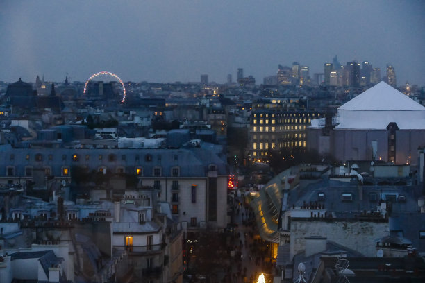 从蓬皮杜中心看巴黎的夜景，照片是巴黎大都会的美丽全景图片下载