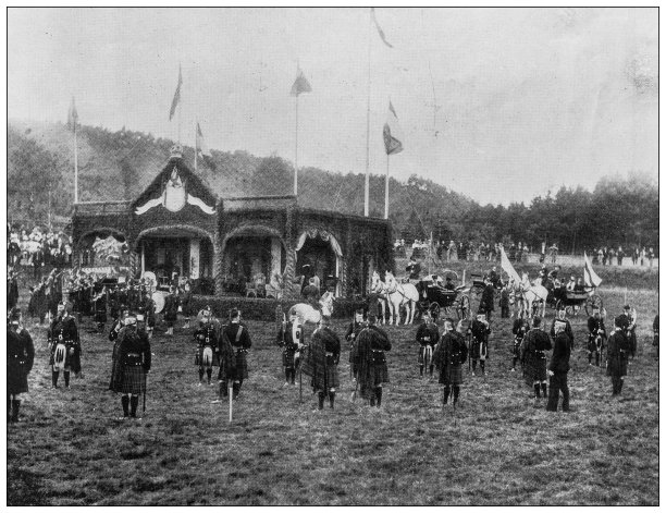 英国杂志上的古董图片:维多利亚女王在巴尔莫勒尔聚会图片下载