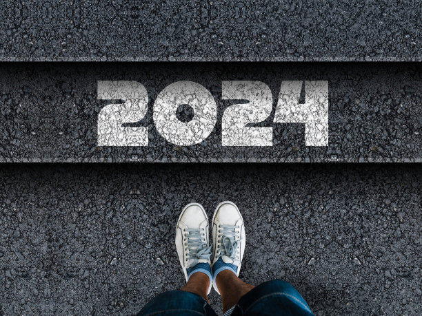 穿着运动鞋的男人站在台阶旁边，号码是2024图片下载