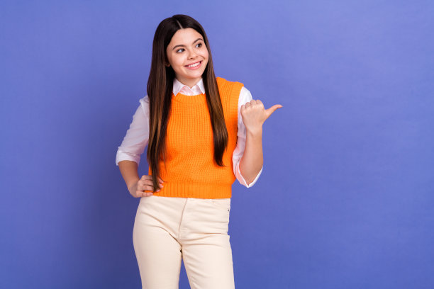开朗的市场青年女学生的照片直接手指空白空间显示她未来的职业孤立在紫色的背景图片下载