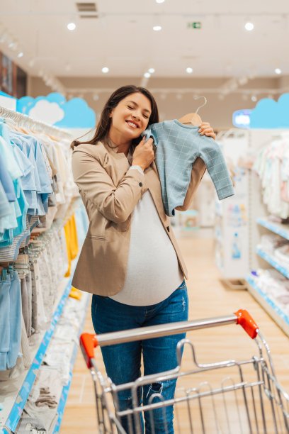 漂亮的年轻妈妈在婴儿用品店图片下载