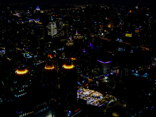 夜晚的城市交通，数码照片作为背景图片图片下载