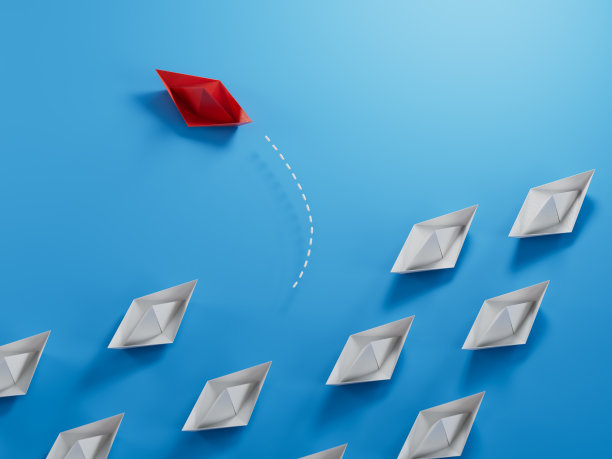 不同的经营理念。红纸船从白纸船改变方向。新的想法。纸艺风格。有创意的想法。”蓝色背景的3D渲染。图片下载