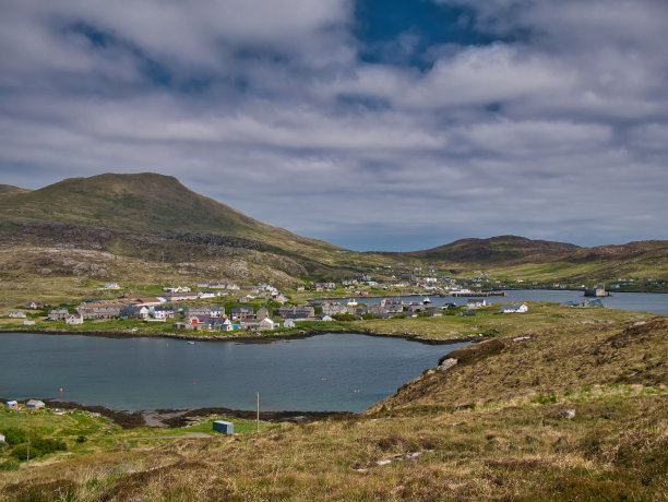 英国苏格兰外赫布里底群岛巴拉岛上的卡斯尔贝村。这张照片是朝东北拍摄的，背景是巴拉岛的最高点——海瓦尔山。图片下载