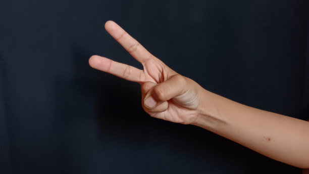 和平元素象征年轻女子手黑色背景图片下载