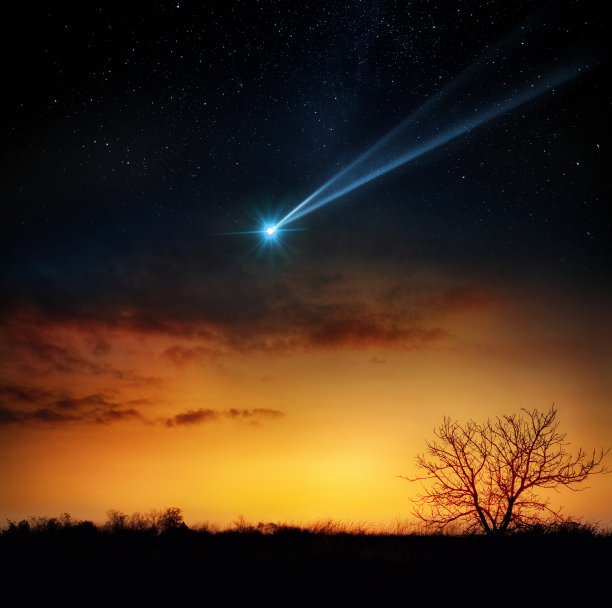 彗星、小行星、陨石飞向地球。发光的小行星和坠落的彗星的尾巴威胁着地球的安全。这张图片的元素由美国宇航局提供。图片下载