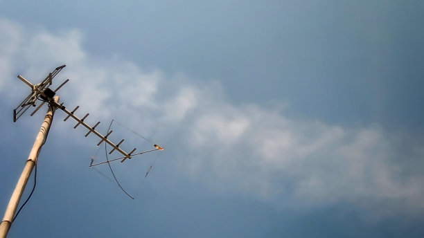 剩下的风筝的完整框架卡在电视天线上图片下载