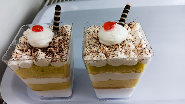 一个甜美的小生日蛋糕，漂亮又简单图片下载