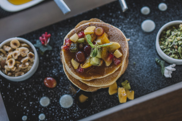 一张煎饼风格的煎饼照片-一张煎饼的库存照片-一张早餐桌图片下载