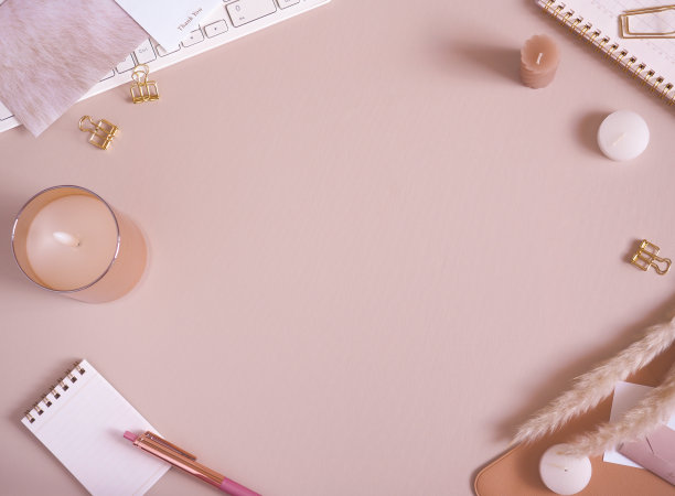 秋平铺顶视图以粉色米色为背景，可爱女性化的工作空间，电脑桌形象图片下载