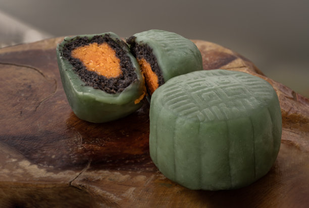 美味的绿色月饼，内馅为芋泥、黑芝麻和金丝蛋黄图片下载