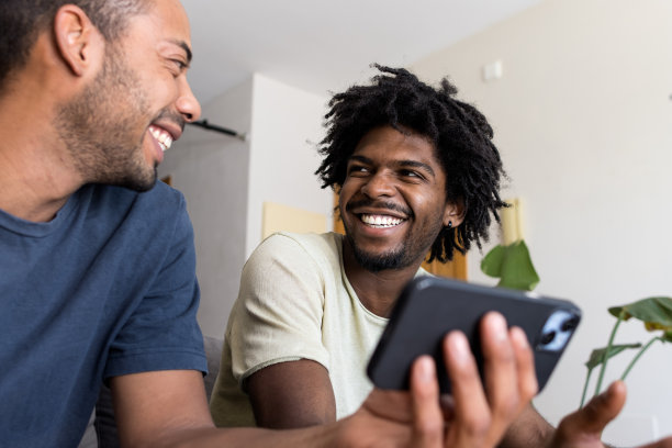 两个非裔美国男孩在一起笑。库存图片图片下载