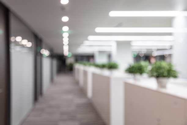 公司办公室内部的模糊照片背景图片下载