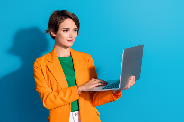 成功的女金融家经济学家的照片穿着时尚的衣服打字短信阅读答案孤立的蓝色背景图片下载