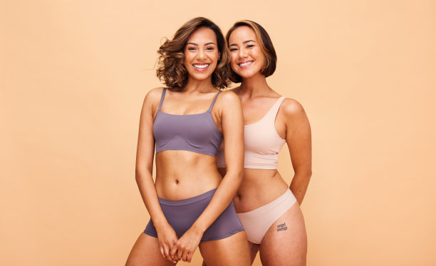 美丽，身体和微笑，女性肖像在工作室为健康，多样性和化妆品。水疗，自爱和护肤，米色背景的人支持，骄傲和团结的模型图片下载