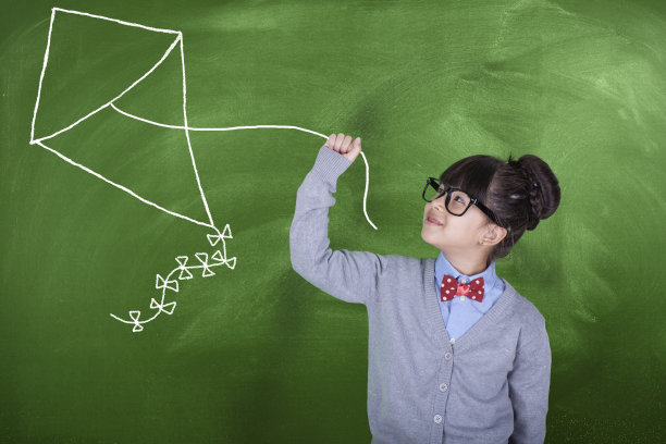 黑板前放风筝的亚洲女学生图片下载