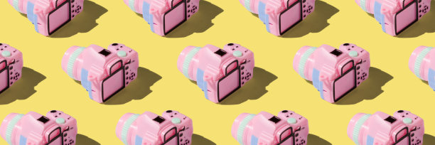 图案与单反相机在柔和的颜色背景图片下载