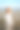 一个秋天的早晨，一位穿着时髦衣服的美女站在沙滩上。图片下载