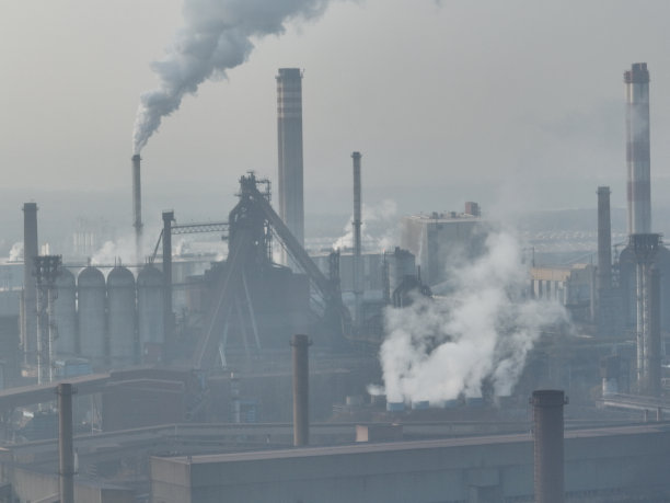 工业钢厂、铁厂。冶金工厂。钢铁厂。重工业在欧洲，波兰，Dabrowa Gornicza。烟囱造成的空气污染。生态与环境。航拍无人机照片图片下载