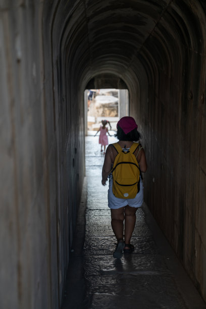 母亲和女儿走在古希腊城市迪迪马阿波罗神庙走廊里的照片图片下载