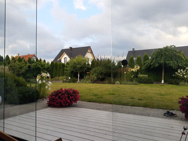 在美丽的花园里休息图片下载