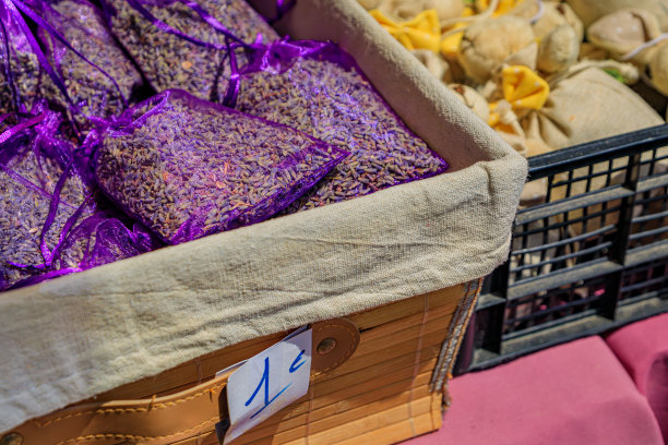 在法国南部尼斯著名的Cours Saleya市场，薰衣草香囊里装满了薰衣草图片下载