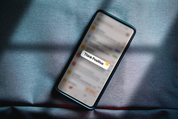 智能手机的俯视图照片，屏幕上显示“积极思考”报价通知。图片下载