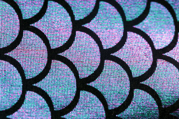 美人鱼的尾巴图案，近距离看。闪亮的氨纶鱼皮纹理。为女孩设计的纺织品。图片下载